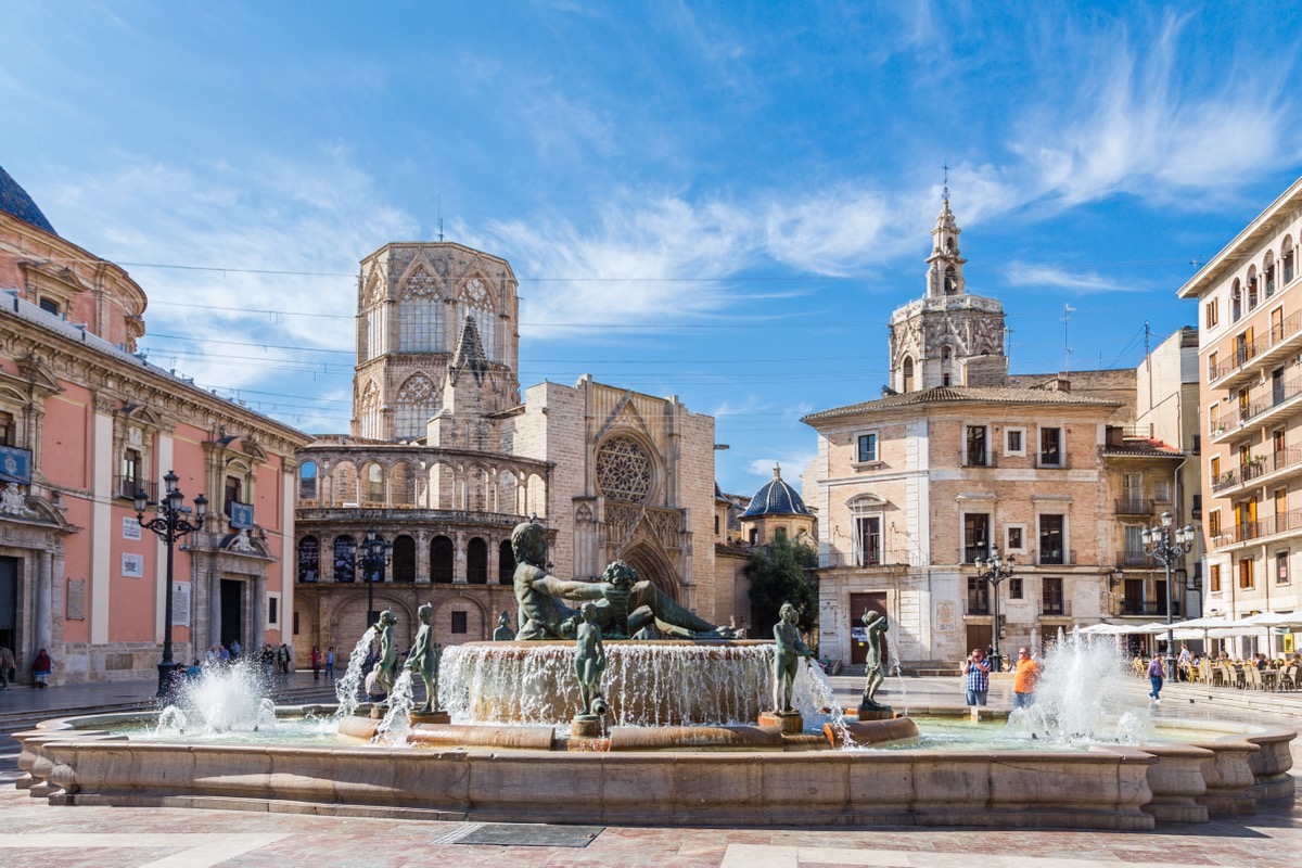Plaza de la Virgen with the Turia fountain and Valencia Cathedral